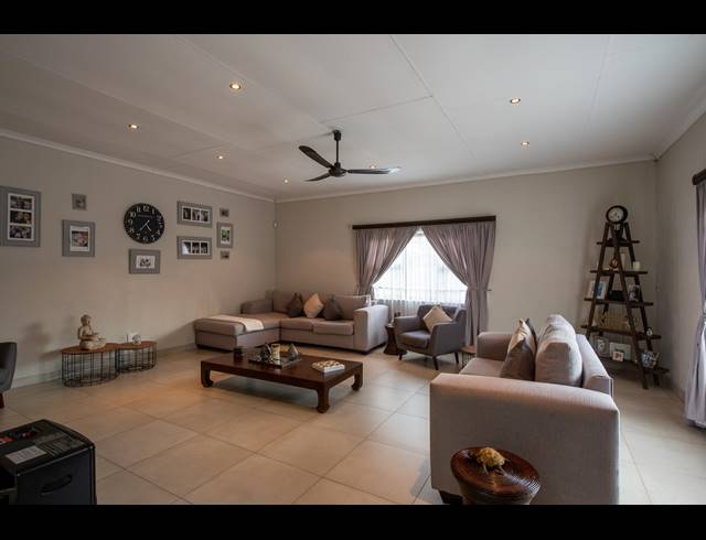 3 BEDROOM FREEHOLD SOLD IN MULBARTON
